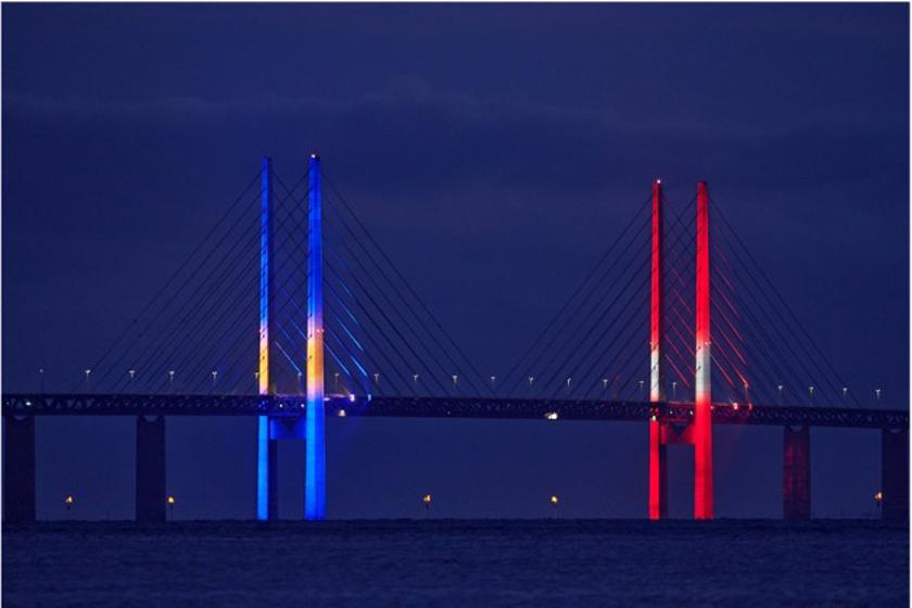 Øresundsbroen pyloner lyst op i danske og svenske farver